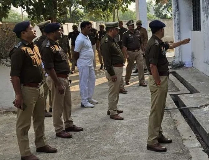 परेड सलामी लेकर एसपी ने पुलिस लाइन की देखी व्यवस्था