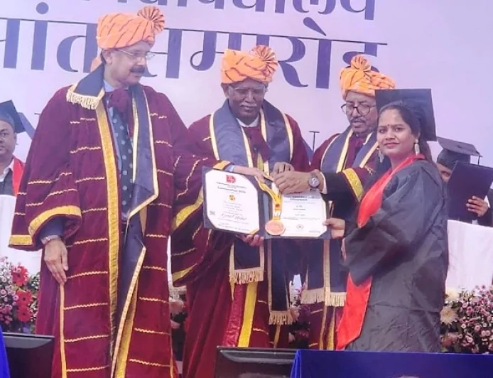 दीक्षांत समारोह में डॉ. पूजा गुप्ता को एमडीएस में मिला गोल्ड मेडल