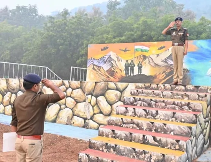 परेड की सलामी लेकर एसपी ने किया निरीक्षण