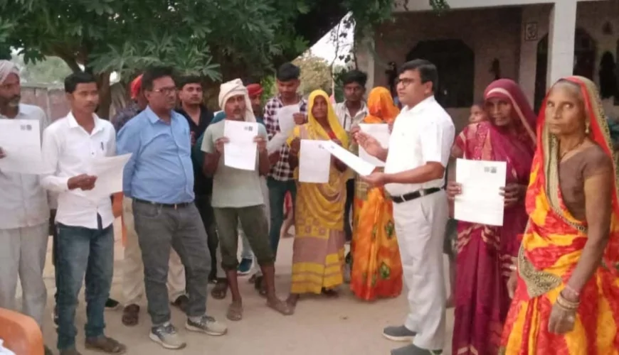 मतदाताओं को बांटे गए गणना पत्रक