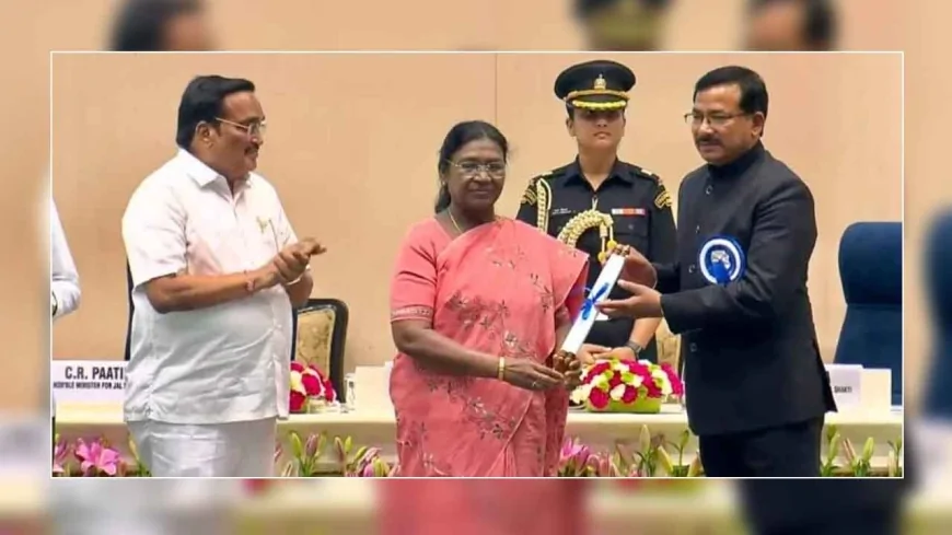 IAS राजेश कुमार पांडेय DM जालौन को राष्ट्रपति ने किया सम्मानित