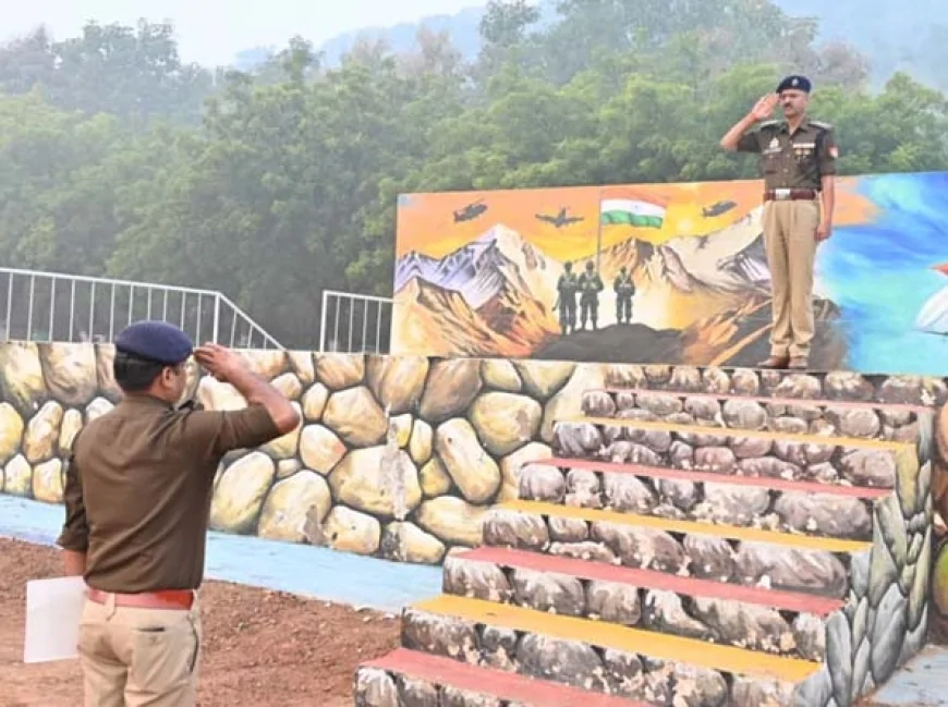 परेड की सलामी लेकर एसपी ने किया निरीक्षण