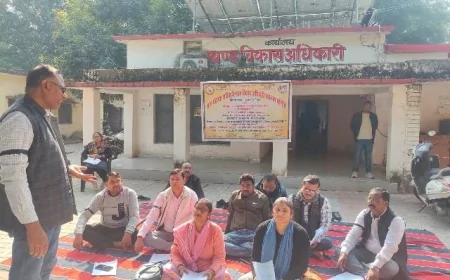 कुरारा में ग्राम विकास अधिकारियों का विरोध प्रदर्शन, मुख्यमंत्री को सौंपा ज्ञापन