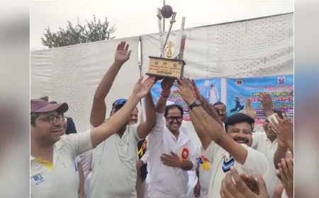 सद्भावना मैच : शानदार 27 रन बनाने पर डीएम पुलकित गर्ग बने बेस्ट बैट्समैन