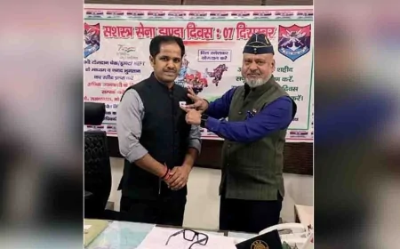 डीएम को प्रतीक झण्डा लगाकर सशस्त्र सेना झण्डा दिवस का किया शुभारम्भ