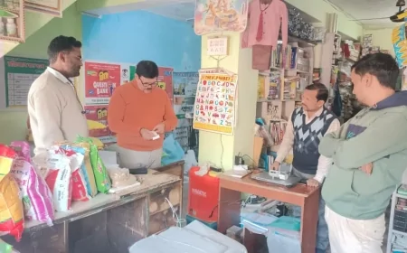 कुरारा में खाद की कालाबाज़ारी पर प्रशासन की सख्ती, एसडीएम सदर ने दो दुकानों का किया निरीक्षण