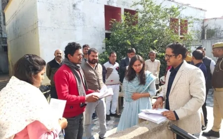 डीएम ने बूथों का निरीक्षण कर की एसआईआर की समीक्षा