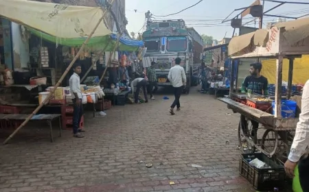 कुरारा में मेन बाज़ार की सड़क पर बढ़ते अतिक्रमण से आवागमन बाधित