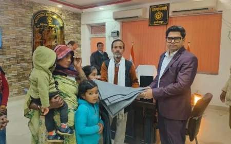 जनता दर्शन में जिलाधिकारी ने जरूरतमंदों को वितरित किए कम्बल