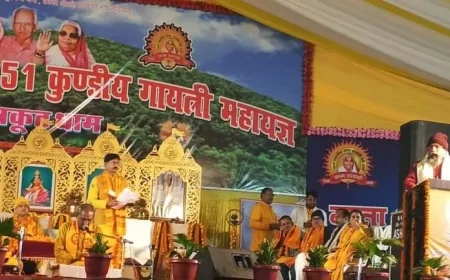 151 कुंडी महायज्ञ के प्रथम दिवस की संध्या हुआ विराट कवि सम्मेलन