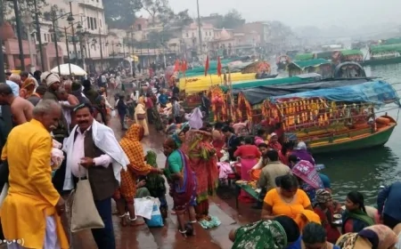 ठंड नहीं डिगा सकी आस्था, श्रद्धालुओं ने मां मंदाकिनी में लगाई डुबकी