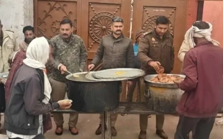 श्रद्धालुओं को पुलिस ने बांटा पूड़ी सब्जी