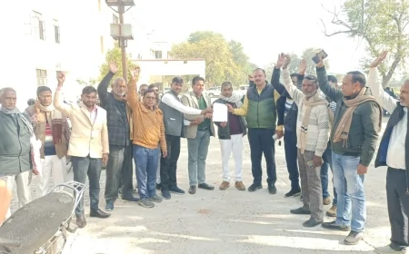 प्रधानों ने विकास भवन में किया प्रदर्शन, सीडीओ को सौंपा ज्ञापन