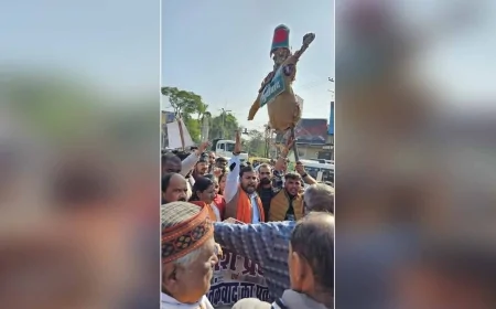 बांग्लादेश सरकार के विरोध में गूंजा झांसी, विश्व हिंदू परिषद–बजरंग दल ने फूंका पुतला