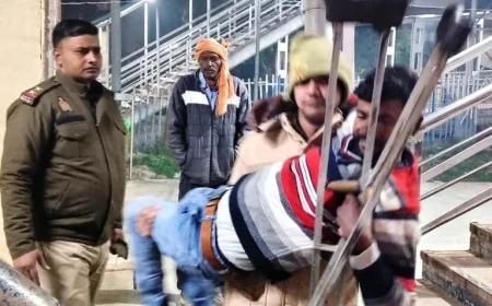 जीआरपी पुलिस ने दिव्यांग यात्री को गोद में उठाकर सुरक्षित ट्रेन में बैठाया