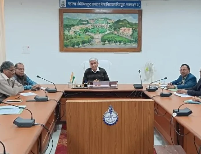 कुलगुरु प्रो. आलोक चौबे ने विश्वविद्यालय के वरिष्ठ अधिकारियों की बैठक ली
