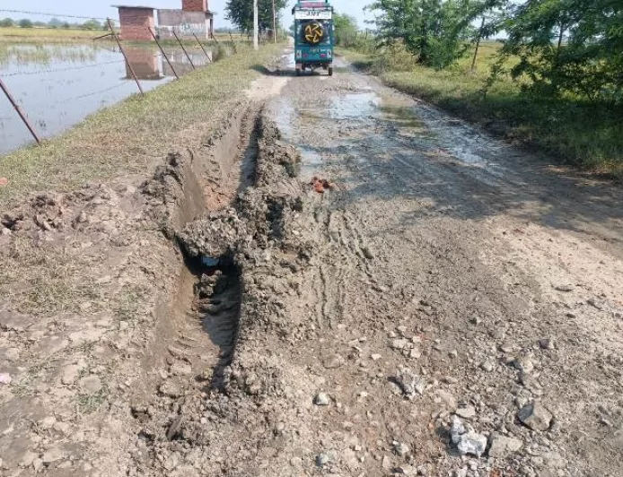 जर्जर सड़कों से बढ़ रहा हादसों का खतरा