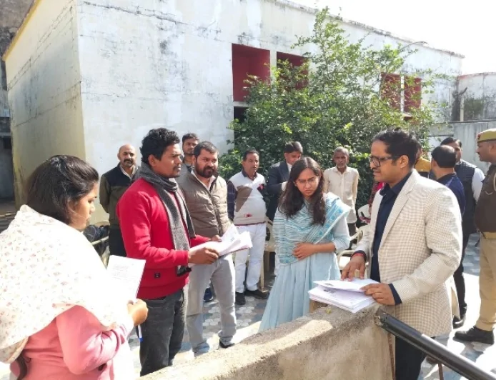 डीएम ने बूथों का निरीक्षण कर की एसआईआर की समीक्षा