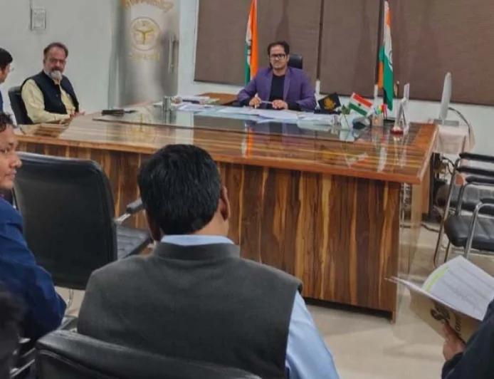 प्राथमिकता के अनुसार हटाया जाये विद्यालयों के ऊपर से गुजर रही हाईटेशन लाइन तार : डीएम