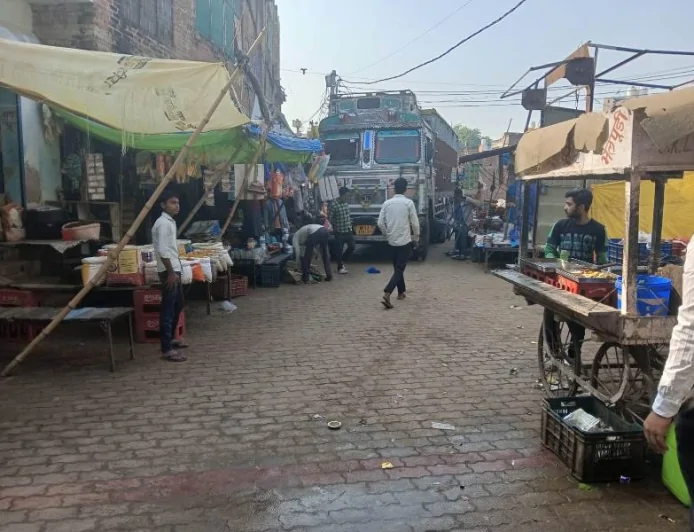 कुरारा में मेन बाज़ार की सड़क पर बढ़ते अतिक्रमण से आवागमन बाधित