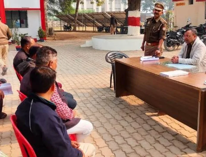 अपर पुलिस अधीक्षक की अध्यक्षता में मऊ व थाना बरगढ़ में समाधान दिवस का आयोजन किया गया