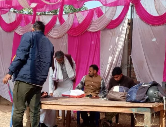 निशुल्क नेत्र शिविर में 300 ग्रामीणों की जांच, 18 मोतियाबिंद मरीज चित्रकूट भेजे गए