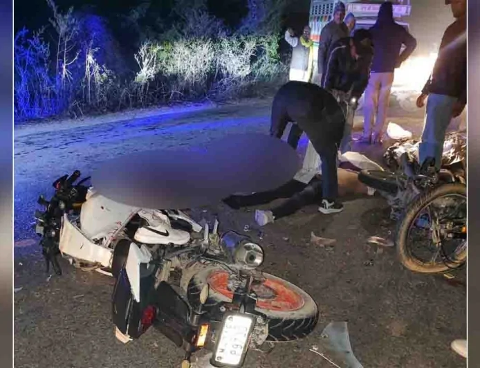 बाइकों की आपस में टक्कर के बाद ट्रक ने रौंदा, दो युवकों की मौके पर मौत