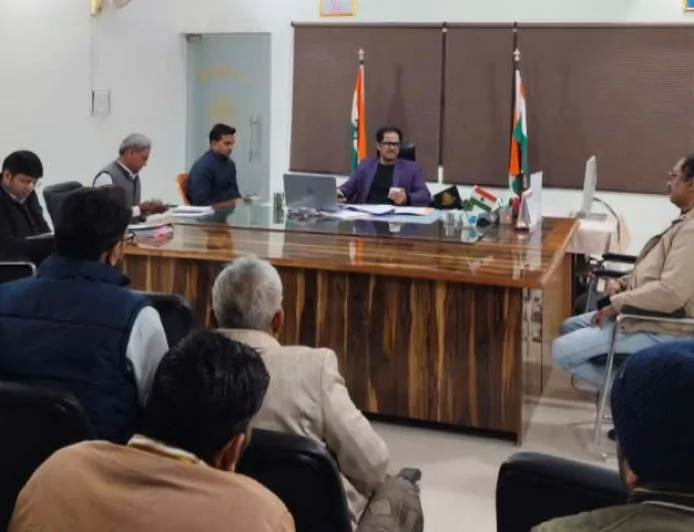 सीएसआर फंड से स्वीकृत कार्यों की डीएम ने की समीक्षा