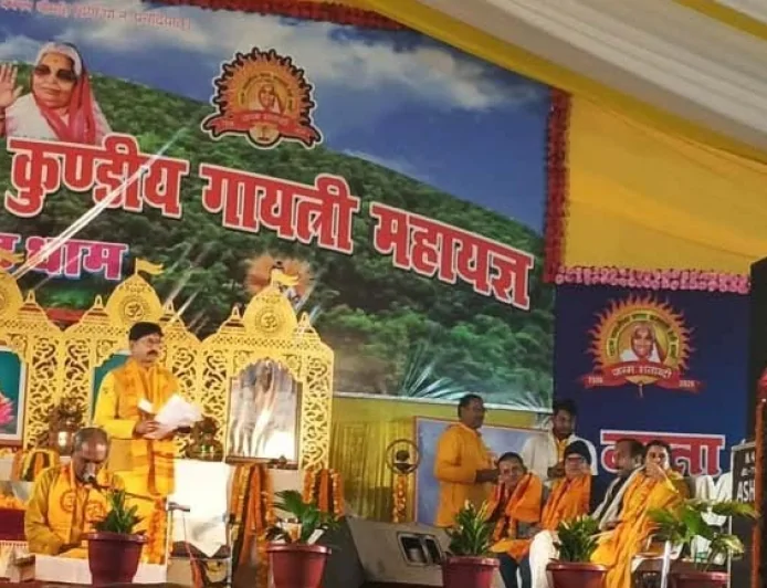 151 कुंडी महायज्ञ के प्रथम दिवस की संध्या हुआ विराट कवि सम्मेलन