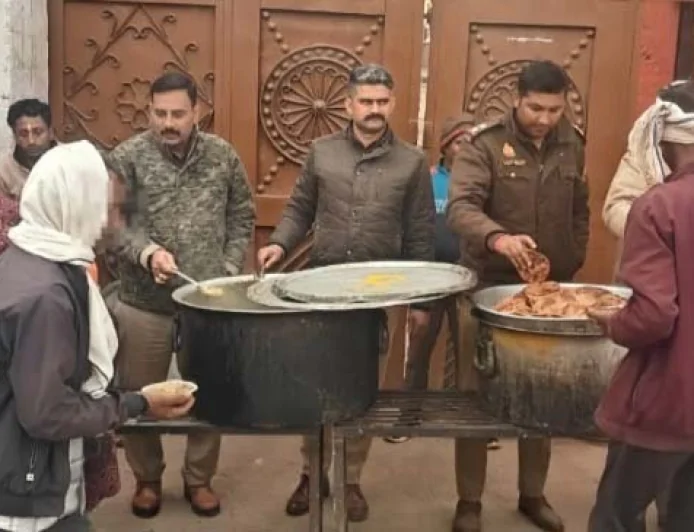 श्रद्धालुओं को पुलिस ने बांटा पूड़ी सब्जी