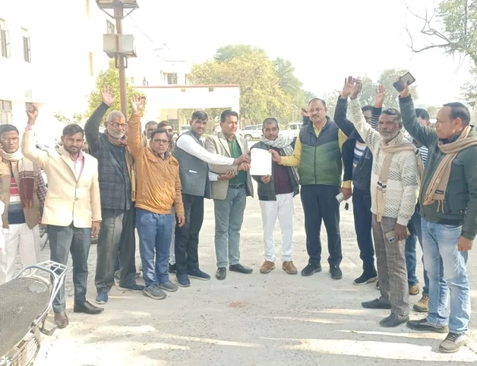 प्रधानों ने विकास भवन में किया प्रदर्शन, सीडीओ को सौंपा ज्ञापन