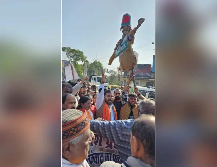 बांग्लादेश सरकार के विरोध में गूंजा झांसी, विश्व हिंदू परिषद–बजरंग दल ने फूंका पुतला