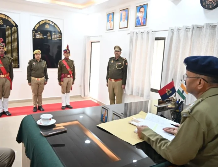 एसपी ने परेड की सलामी लेकर किया निरीक्षण