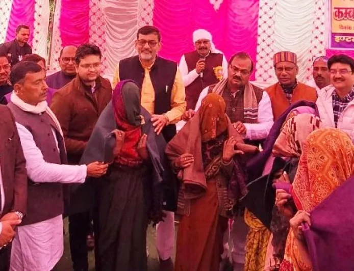 समाजसेवी संस्था पायनियर्स क्लब ने दो सैकड़ा जरूरतमंदो को बांटे कंबल