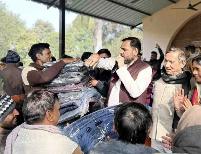 कड़ाके की ठंड में नगर पालिका का सहारा, 1000 से अधिक जरूरतमंदों को बांटे कंबल और जैकेट