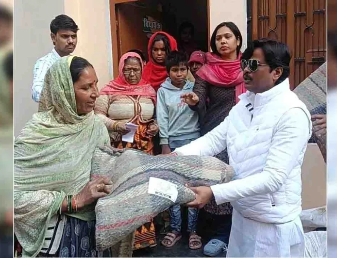 जन्मोत्सव पर विधायक प्रतिनिधि ने गरीबों में बांटे कंबल