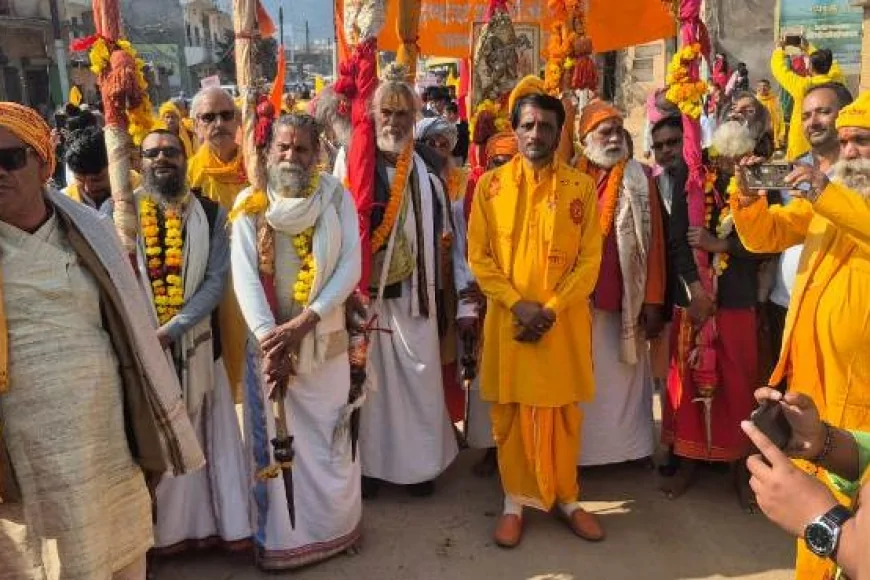 गायत्री परिवार की विराट एवं भव्य मंगल कलश यात्रा निकली