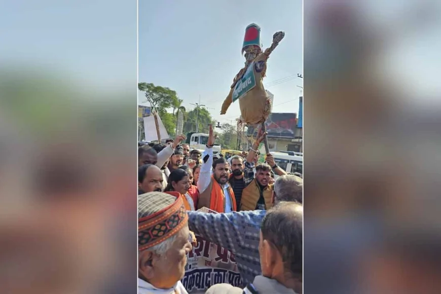 बांग्लादेश सरकार के विरोध में गूंजा झांसी, विश्व हिंदू परिषद–बजरंग दल ने फूंका पुतला