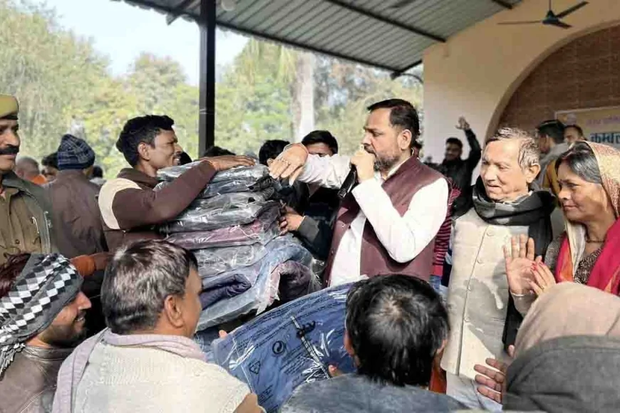 कड़ाके की ठंड में नगर पालिका का सहारा, 1000 से अधिक जरूरतमंदों को बांटे कंबल और जैकेट