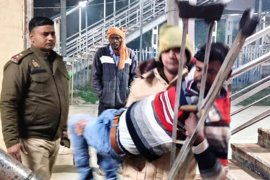 जीआरपी पुलिस ने दिव्यांग यात्री को गोद में उठाकर सुरक्षित ट्रेन में बैठाया