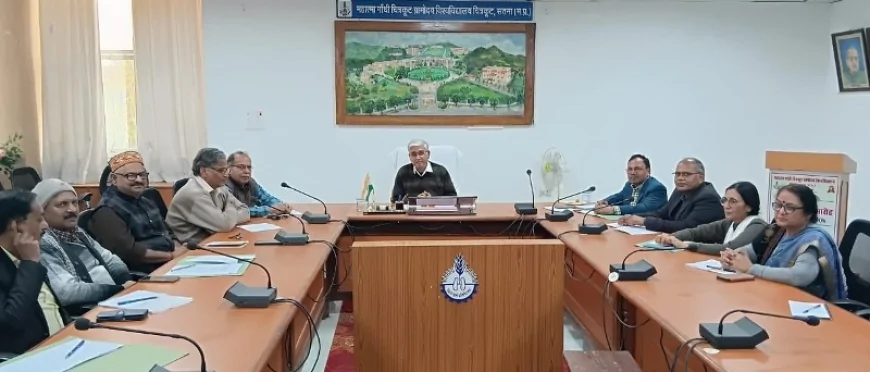 कुलगुरु प्रो. आलोक चौबे ने विश्वविद्यालय के वरिष्ठ अधिकारियों की बैठक ली