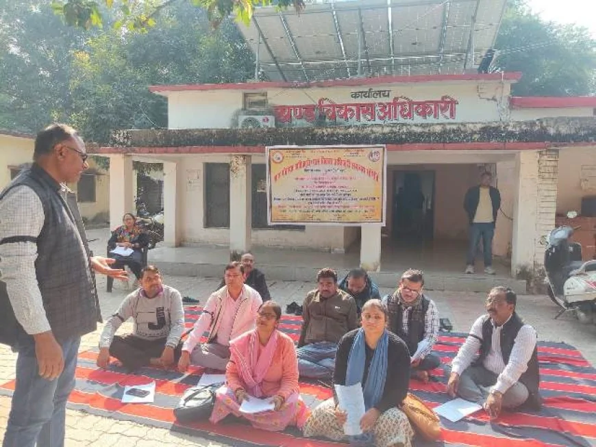 कुरारा में ग्राम विकास अधिकारियों का विरोध प्रदर्शन, मुख्यमंत्री को सौंपा ज्ञापन