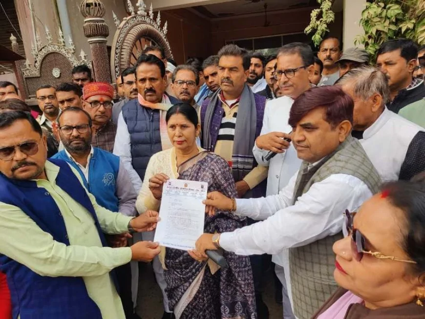 टीईटी अनिवार्यता व सेवा शर्तों में बदलाव के खिलाफ शिक्षक संघ हुआ लामबंद, बांदा–चित्रकूट सांसद को सौंपा गया ज्ञापन