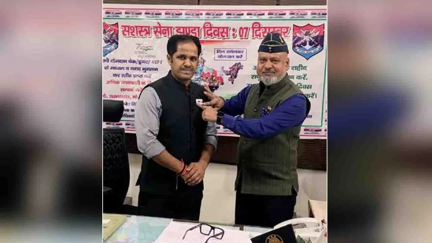 डीएम को प्रतीक झण्डा लगाकर सशस्त्र सेना झण्डा दिवस का किया शुभारम्भ