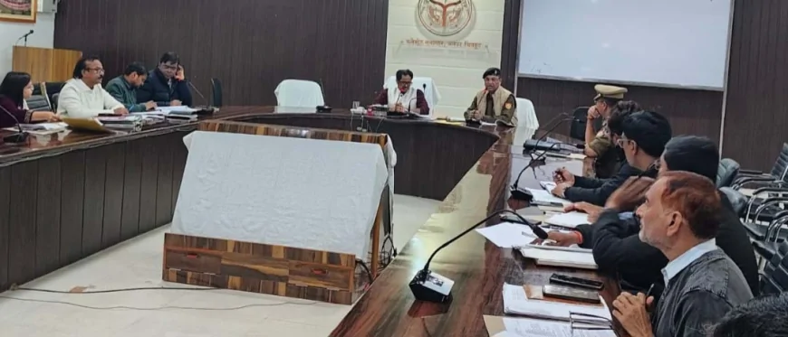 कोहरे से होने वाले हादसो से बचाव के लिए करें कार्य : डीएम