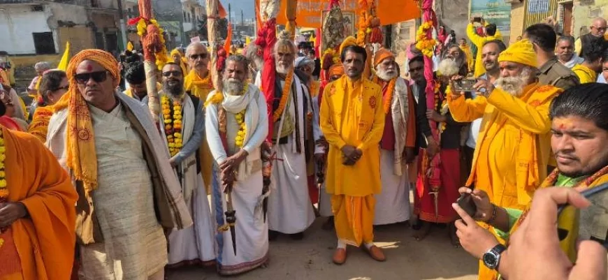 गायत्री परिवार की विराट एवं भव्य मंगल कलश यात्रा निकली