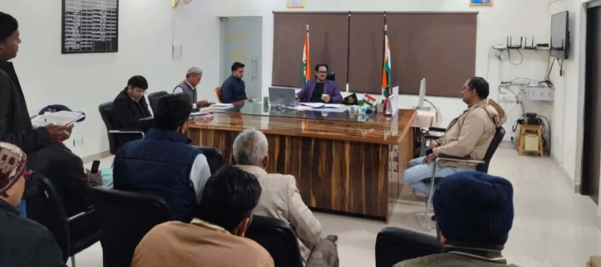 सीएसआर फंड से स्वीकृत कार्यों की डीएम ने की समीक्षा