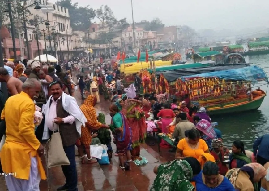 ठंड नहीं डिगा सकी आस्था, श्रद्धालुओं ने मां मंदाकिनी में लगाई डुबकी