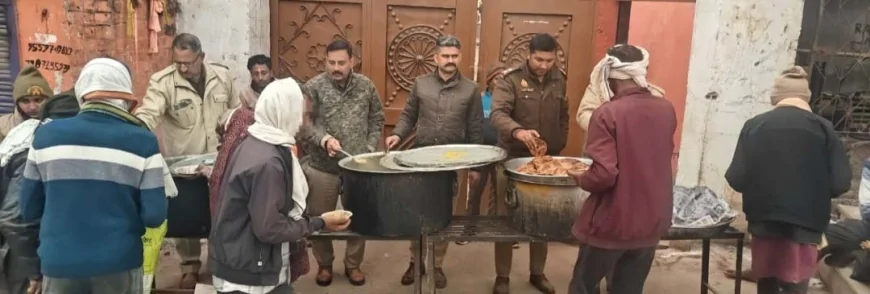 श्रद्धालुओं को पुलिस ने बांटा पूड़ी सब्जी