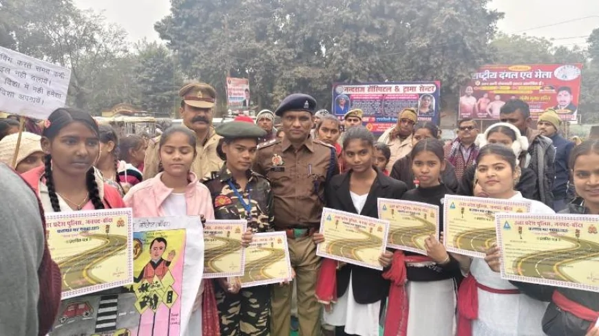 नुक्कड़ नाटक के माध्यम से छात्राओं ने किया यातायात नियमों के प्रति जन-जागरूकता